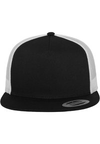Fekete baseballsapka lapos karimával, fehér hálós hátsó résszel és egy szürke kör alakú logóval az elülső panelen.