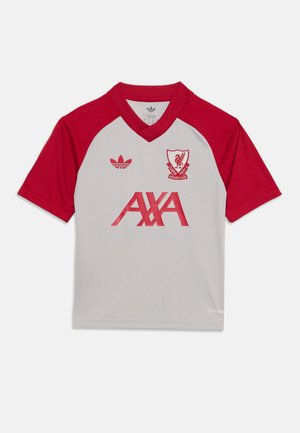 Biała i czerwona krótka koszulka piłkarska klubu Liverpool z logo sponsora AXA i marką Adidas na piersi.