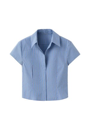 Camisa azul de manga corta con un pequeño patrón de cuadros blancos y naranjas y cuello puntiagudo, mostrada sobre fondo blanco.