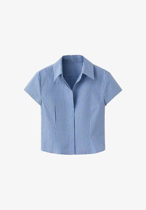 Chemise bleue à manches courtes avec un petit motif à carreaux blancs et orange et un col pointu, présentée sur fond blanc.