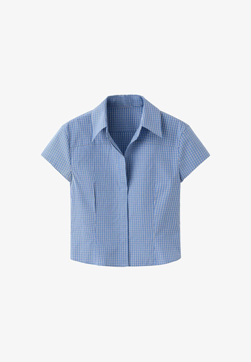 Chemise bleue à manches courtes avec un petit motif à carreaux blancs et orange et un col pointu, présentée sur fond blanc.
