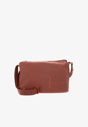 Kleine rechteckige Umhängetasche aus strukturiertem rostfarbenem Stoff mit verstellbarem Träger und Reißverschluss.