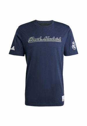 Marineblå bomulds T-shirt med "Real Madrid" broderet i hvid, med hvidt Adidas-logo på venstre ærme og holdets emblem på højre ærme.