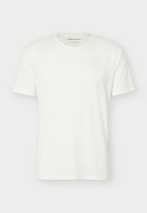 Tricou alb simplu cu mâneci scurte și decolteu rotund, prezentat pe un fundal deschis, având un logo mic și subtil lângă pieptul stâng.