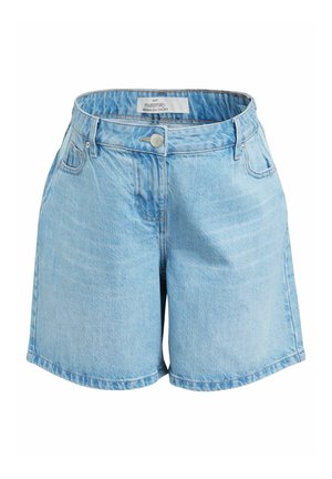 Shorts Bermuda en denim bleu clair avec taille haute, design à cinq poches et fermeture à bouton. Texture lisse et coupe décontractée.