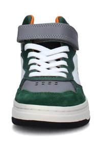 Sneaker verde e bianco con una cinghia grigia, lacci e linguetta imbottita. Materiale scamosciato sulla punta e sul soletta intermedia, con fori di ventilazione.