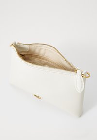 Witte leren clutch met een zachte textuur, gouden hardware, ritssluiting en lichte binnenvoering. Beschikt over een binnenvak voor organisatie.