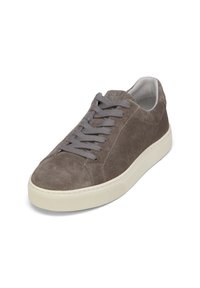 Grijze suède vetersneaker met witte zool, lage schacht en gewatteerde kraag, weergegeven onder een lichte hoek op een witte achtergrond.