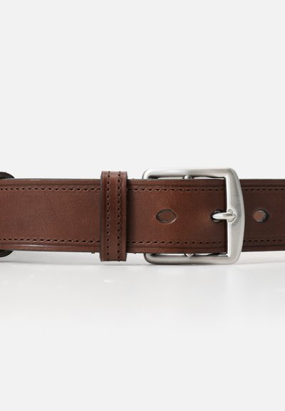 Cinturón de cuero marrón con una hebilla de metal plateado, que presenta una costura neat y múltiples agujeros para ajustes. Textura suave, diseño clásico.