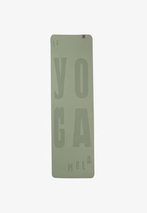 Colchoneta de yoga en verde claro con un gran texto grabado: "EL YOGA MOLA". Textura suave, forma rectangular, bordes redondeados y un logo en la parte superior.