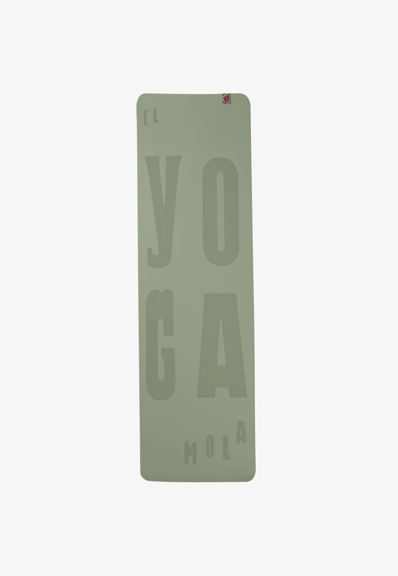 Tappetino da yoga di colore verde chiaro con grande testo in rilievo: "EL YOGA MOLA." Texture liscia, forma rettangolare, angoli arrotondati e un logo nella parte superiore.