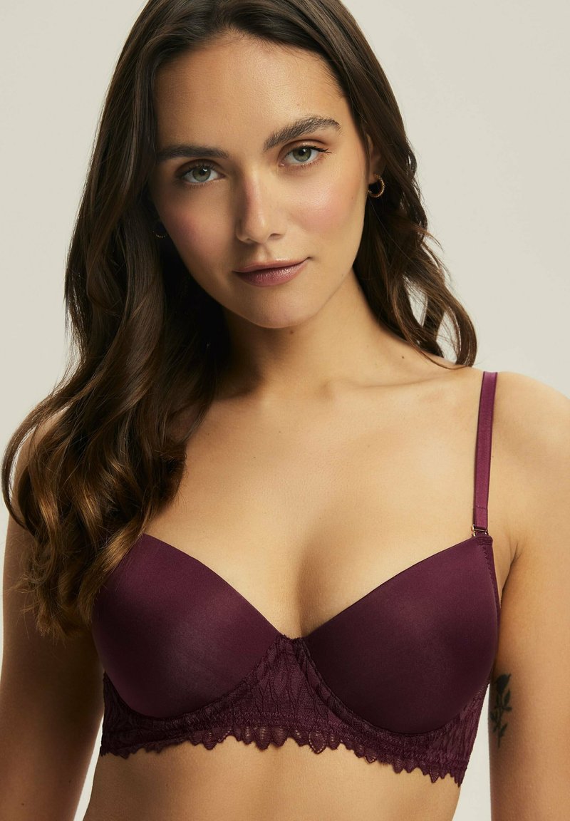 Mauve biustonosz z drutem, z gładkimi miseczkami, koronkowym wykończeniem u dołu, regulowanymi ramiączkami i minimalnymi detalami sprzętowymi. Miękka tekstura na całej powierzchni.