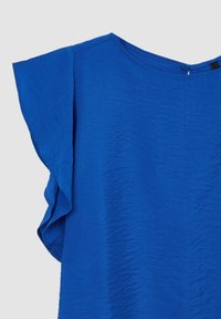 Top blu con maniche corte a volant, realizzato in tessuto leggero. Presenta un colletto rotondo e una texture sottile in tutto il capo.
