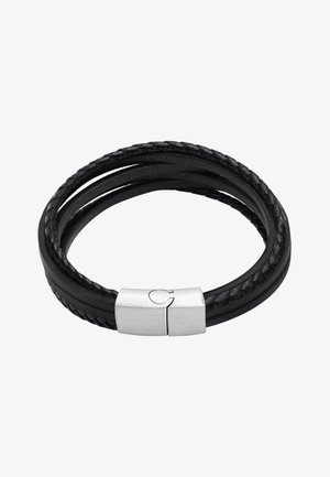Svart lærarmbånd med tre flettede strenger og en metallkrok med en subtil gravert detalj. Glatt tekstur med matt finish.