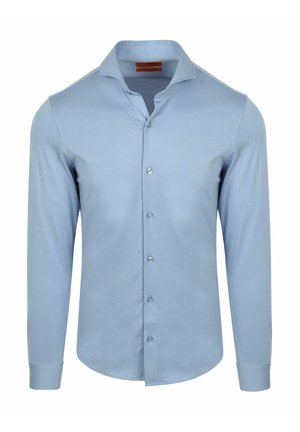 Lichtblauw herenenoverhemd met lange mouwen, knoopsluiting aan de voorkant en een spreidkraag, weergegeven op een witte achtergrond.