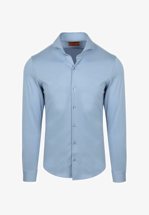 Hellblaues Herrenhemd mit langen Ärmeln, durchgeknöpft und mit Haifischkragen, auf weißem Hintergrund dargestellt.