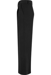 Pantaloni negri cu un design drept, având pliseuri în față, talie plată și o textură de țesătură netedă.