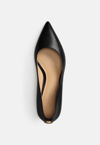 Μαύρη δερμάτινη μπαλαρίνα με μυτερή μύτη και κοψίματα στα πλαϊνά. Η εσωτερική σόλα είναι μπεζ, με ανάγλυφο λογότυπο. Χρυσή λεπτομέρεια στη φτέρνα.