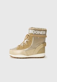 Botte d'hiver beige avec une finition brillante, lacets ajustables et un haut rembourré orné du logo "BOGNER", sur fond blanc.