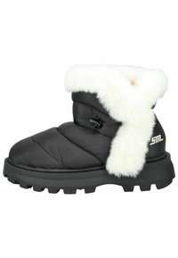 Botte noire rembourrée avec un col en fausse fourrure blanche, dessus texturé, semelle en caoutchouc épaisse avec adhérence, et un logo sur le côté.
