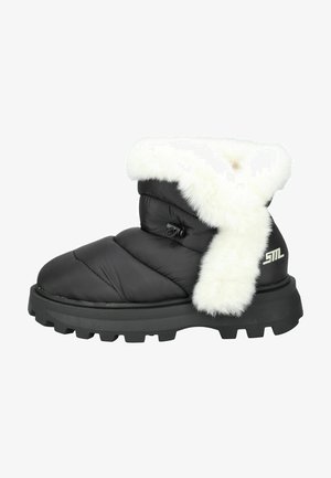 Zwarte pufferlaars met een witte nepbont manchet, gestructureerde bovenkant, dikke rubberen zool met grip en een logo aan de zijkant.