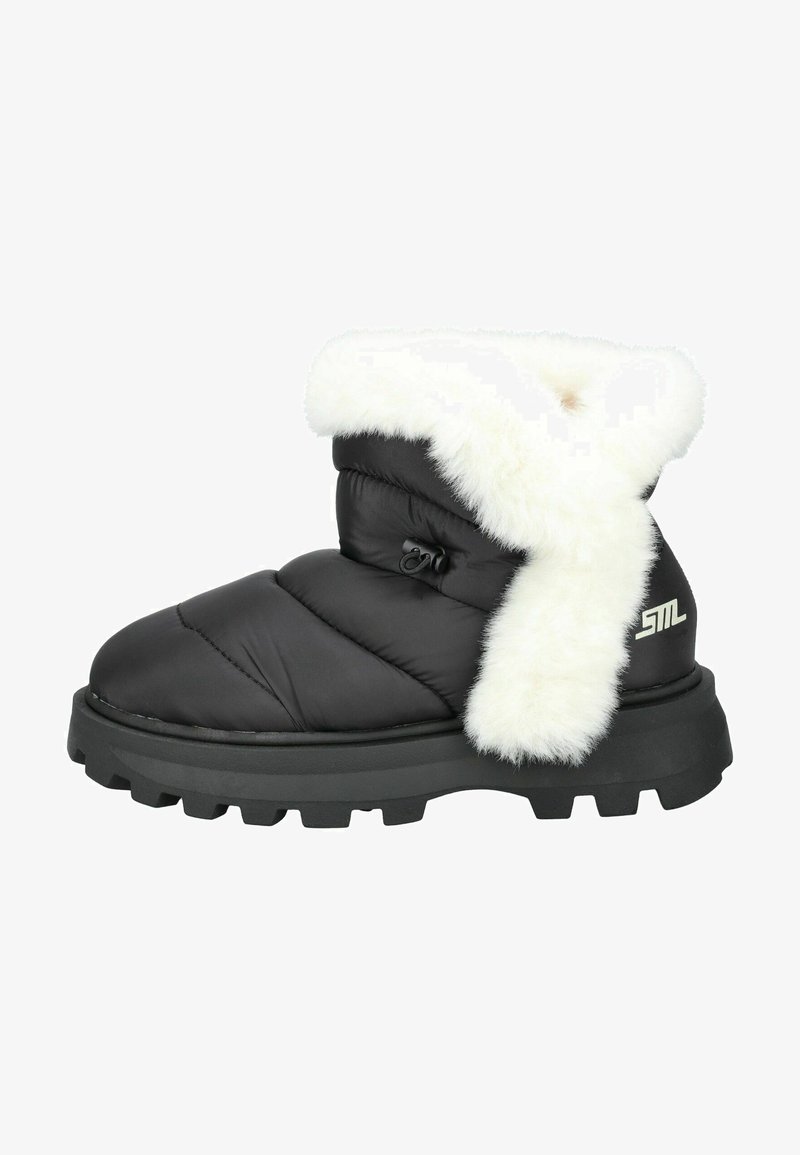 Czarne, puszyste buty z białym sztucznym futrem na cholewie, textured górą, grubą gumową podeszwą z bieżnikiem oraz logo z boku.