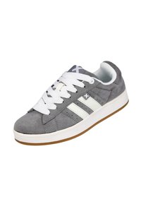Zapatilla de ante gris con cordones blancos y tres rayas blancas en el lateral. Suela de goma con fondo marrón, cuello acolchado para mayor comodidad.