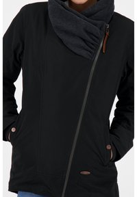 Czarna kurtka z zamkiem błyskawicznym, z szarym kołnierzem szalikowym, bocznymi kieszeniami oraz teksturowaną tkaniną. Na dole znajduje się logo.