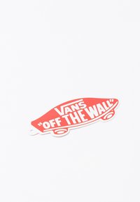 Autocollant logo Vans "Off The Wall" rouge en forme de skateboard sur fond blanc.