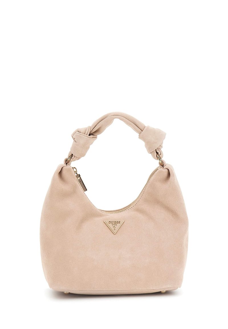 Sac à main en suède beige clair avec une forme arrondie, une poignée nouée et un dessus zippé. Présente un accent de logo en ton doré.