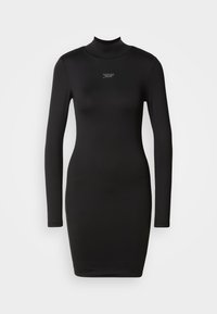 Svart langermet bodycon-kjole med høy hals. Laget av glatt stoff, med en subtil logo detalj på brystet. Enkel design.