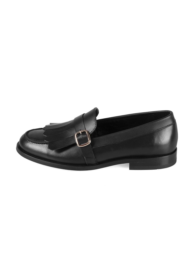 Schwarze Lederloafers mit einem fransigen Design und einer Metallschnalle. Flache Gummisohle, glatte Textur und runde Zehenform.