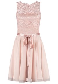 Robe rose avec un corsage en dentelle, sans manches, et une jupe en chiffon évasée avec une ceinture en satin et un détail de nœud.