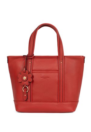 Borsa a mano in pelle rossa con doppi manici, tasca frontale e ciondolo portachiavi in pelle a forma di fiore attaccato al manico.