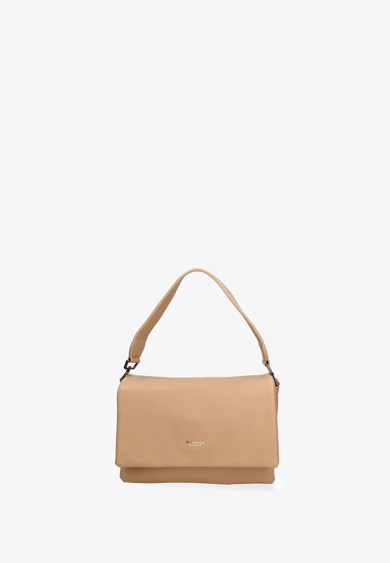 Sac à bandoulière en cuir beige à texture granuleuse, fermeture à rabat et sangle ajustable, petit logo argenté centré sur le rabat avant.