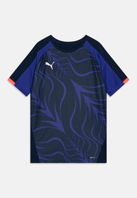 Mornarica športna majica s purpurno valovito zasnovo, kontrastnimi modrimi mrežastimi rokavi in rdečimi poudarki na manšeti; izdelana iz zračnega materiala.