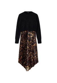 Mustat lyhyet neulepusero pehmeällä tekstuurilla, yhdistettynä laskostettuun midi-hameeseen, jossa on abstrakti oranssi ja ruskea kuvio mustalla taustalla.