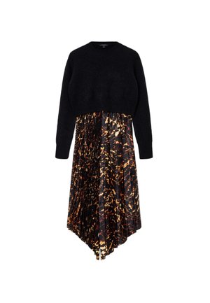 Un pull noir court avec une texture douce, associé à une jupe midi plissée ornée d'un motif abstrait orange et marron sur fond noir.