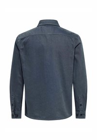 Camicia blu scuro a maniche lunghe con colletto a bottoni, giromanica sul retro e polsini abbottonati, realizzata in tessuto di cotone testurizzato.