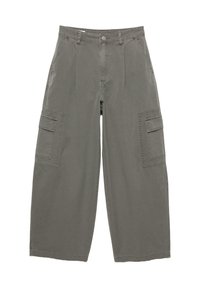 Pantaloni cargo in tessuto verde oliva, con gambe ampie, tasche frontali e due tasche laterali cargo con patta. Materiale in cotone testurizzato.