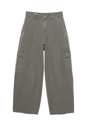 Cargo pants in olive green fabric, featuring wide legs, front pockets, and two side cargo pockets with flaps. Textured cotton material.