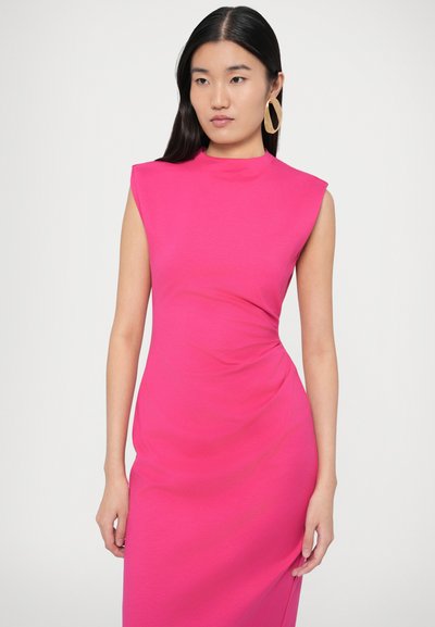 Rozā bezroku kleita no mīksta auduma ar augstu kakla izgriezumu un pieguļošu siluetu, ar drapētas detaļas viduklī.