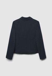 Blazer corto blu navy con design strutturato, rever a lancia e maniche lunghe. Tessuto liscio, cuciture minime, senza chiusure visibili.