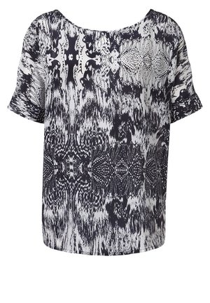 Kortärmad topp med ett marinblått och vitt abstrakt mönster. Tillverkad av lätt tyg med en lös, boxig form och en bred halsringning.