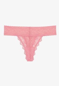 Roze kant thong met een gegolfde tailleband en rand, voorzien van een bloemenpatroon, zachte textuur en een ontwerp met minimale bedekking.