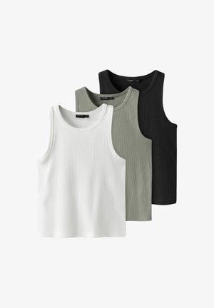 Tres camisetas sin mangas acanaladas en blanco, verde oliva y negro. Diseño clásico sin mangas con escotes redondeados. Material suave de mezcla de algodón.
