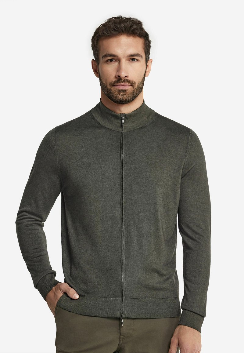 Ciemnozielony kardigan na zamek błyskawiczny z wysokim kołnierzem, prążkowanymi mankietami i gładką teksturą, z centralnym zamkiem i dopasowanym krojem.