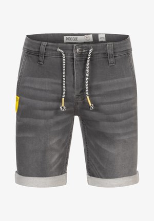 Graue Denim-Shorts mit umgeschlagenem Saum, schwarz-weißem Kordelzug und gelbem Markenakzent an der linken Tasche. Knopfverschluss und mittlere Passform.