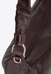 Borsa a mano in pelle marrone scuro con finitura texturizzata, una tracolla robusta e hardware dorato per la chiusura e i dettagli.