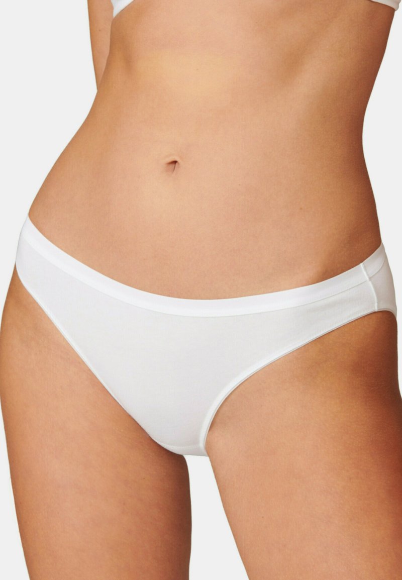 Białe bawełniane majtki bikini o niskim stanie, gładkiej fakturze i prostym elastycznym pasku w talii. Brak widocznych wzorów lub akcentów.